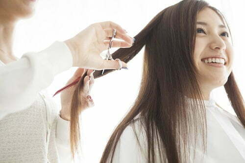 笑顔で髪を切る女性